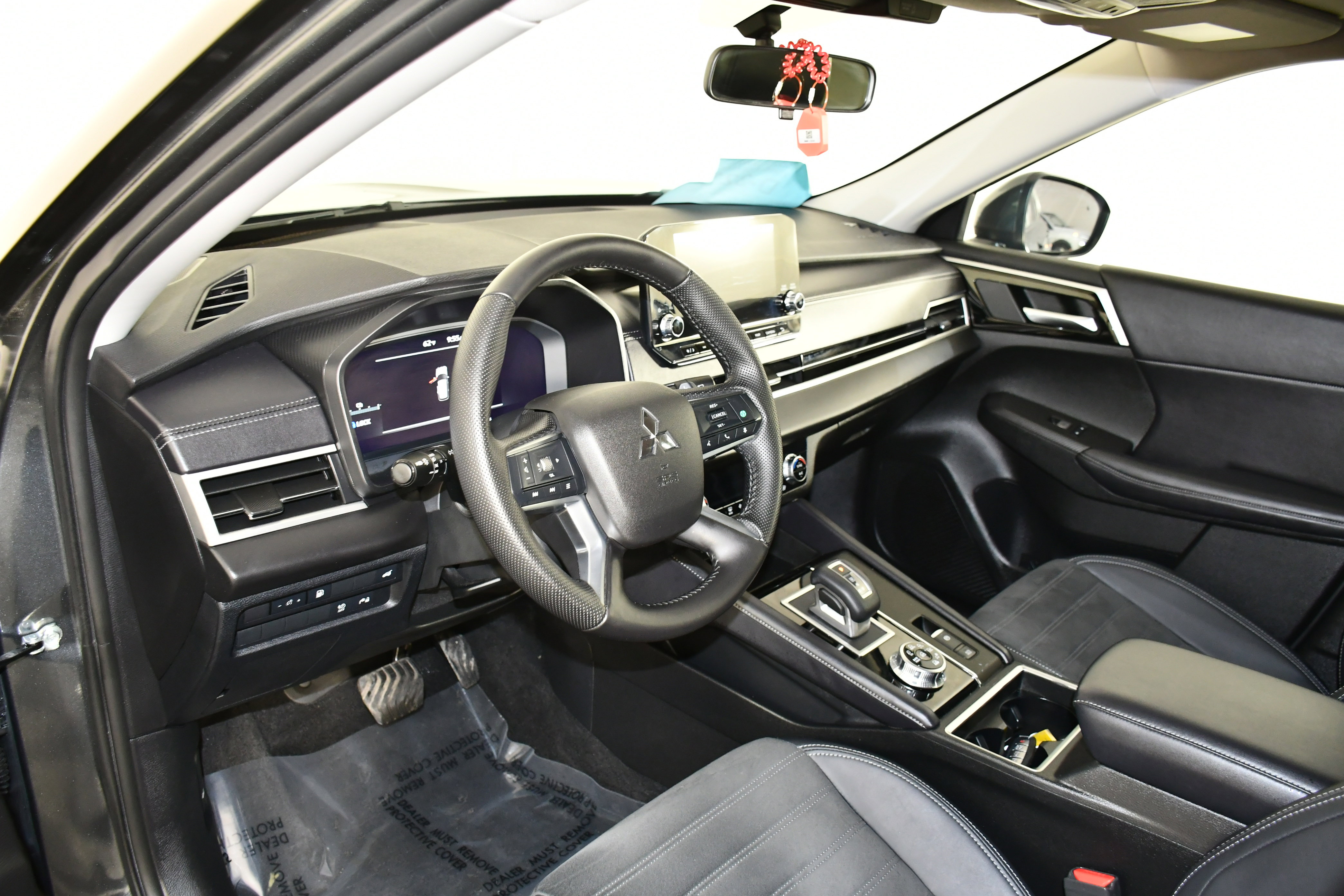 Used 2025 Mitsubishi Outlander SE image 31