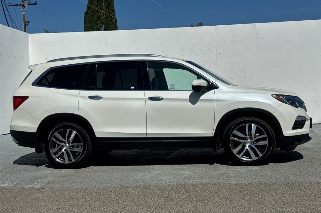 Used 2017 Honda Pilot Touring image 2