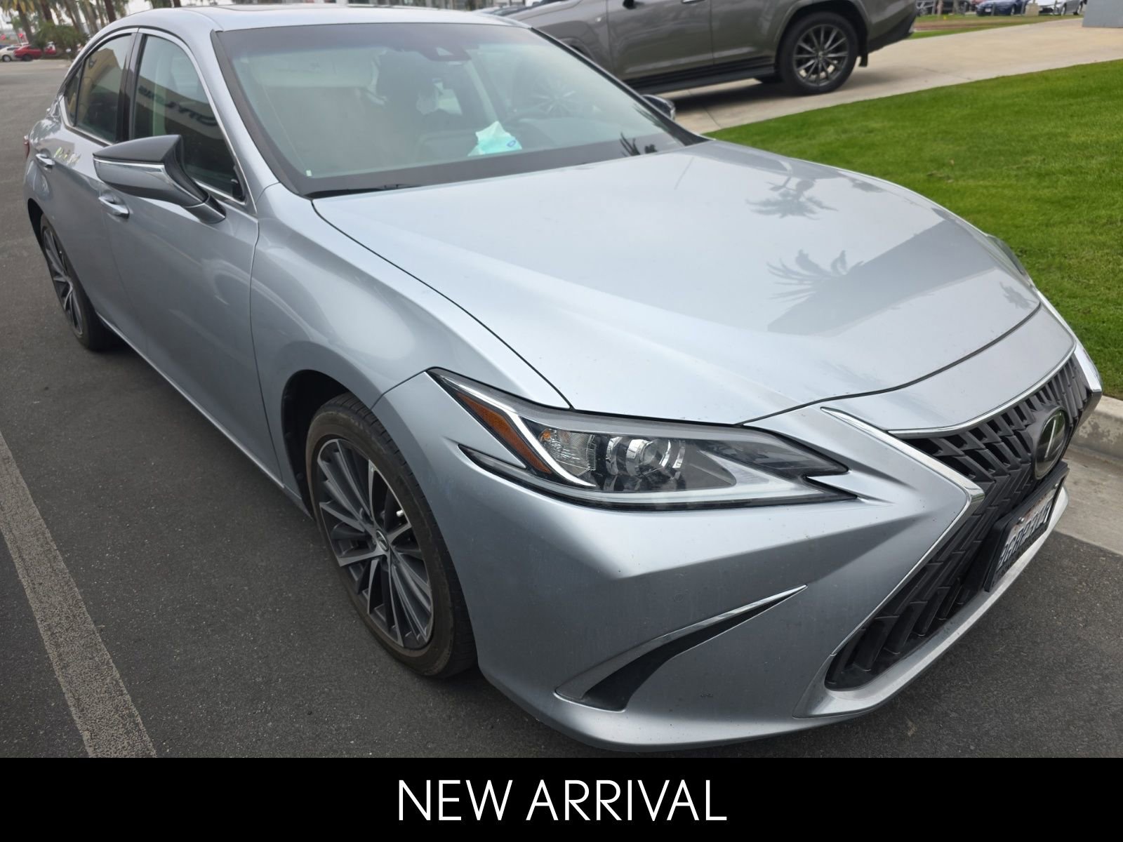 Used 2023 Lexus ES 300h w/ Premium Package image 2
