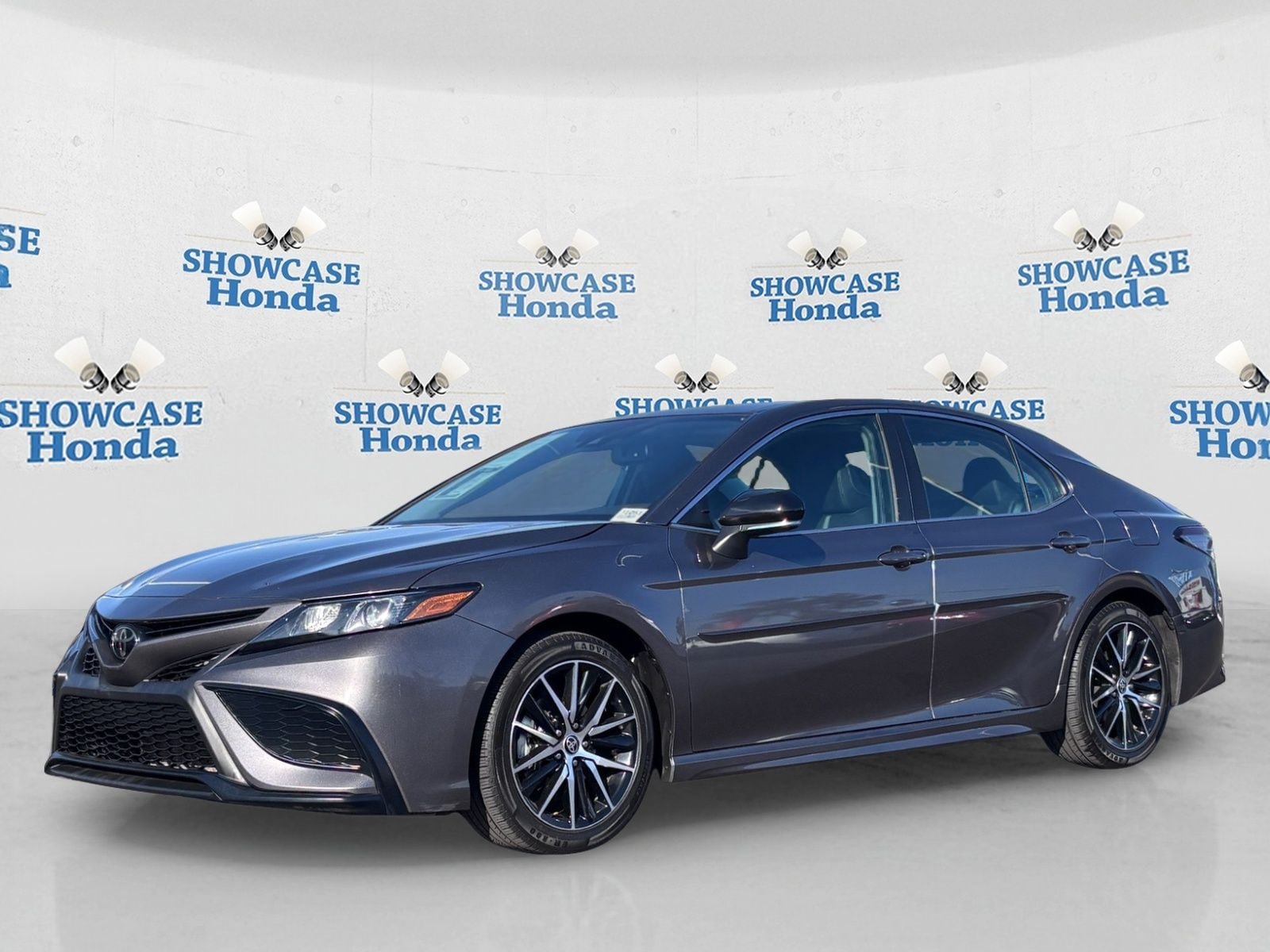 Used 2024 Toyota Camry SE FWD image 2