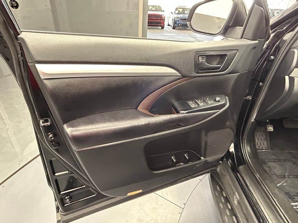 Used 2019 Toyota Highlander Plus FWD image 43