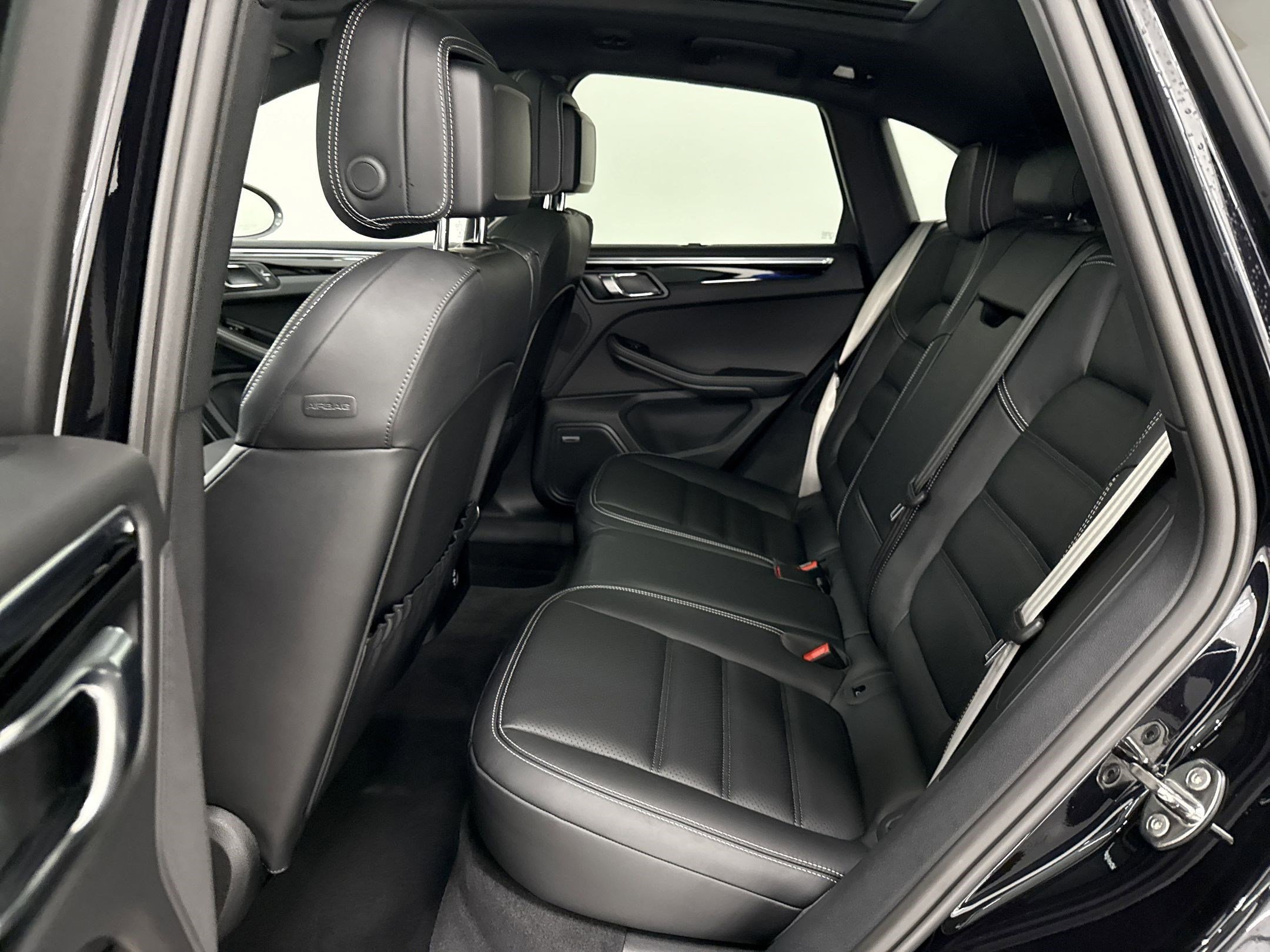 Used 2025 Porsche Macan Turbo image 13