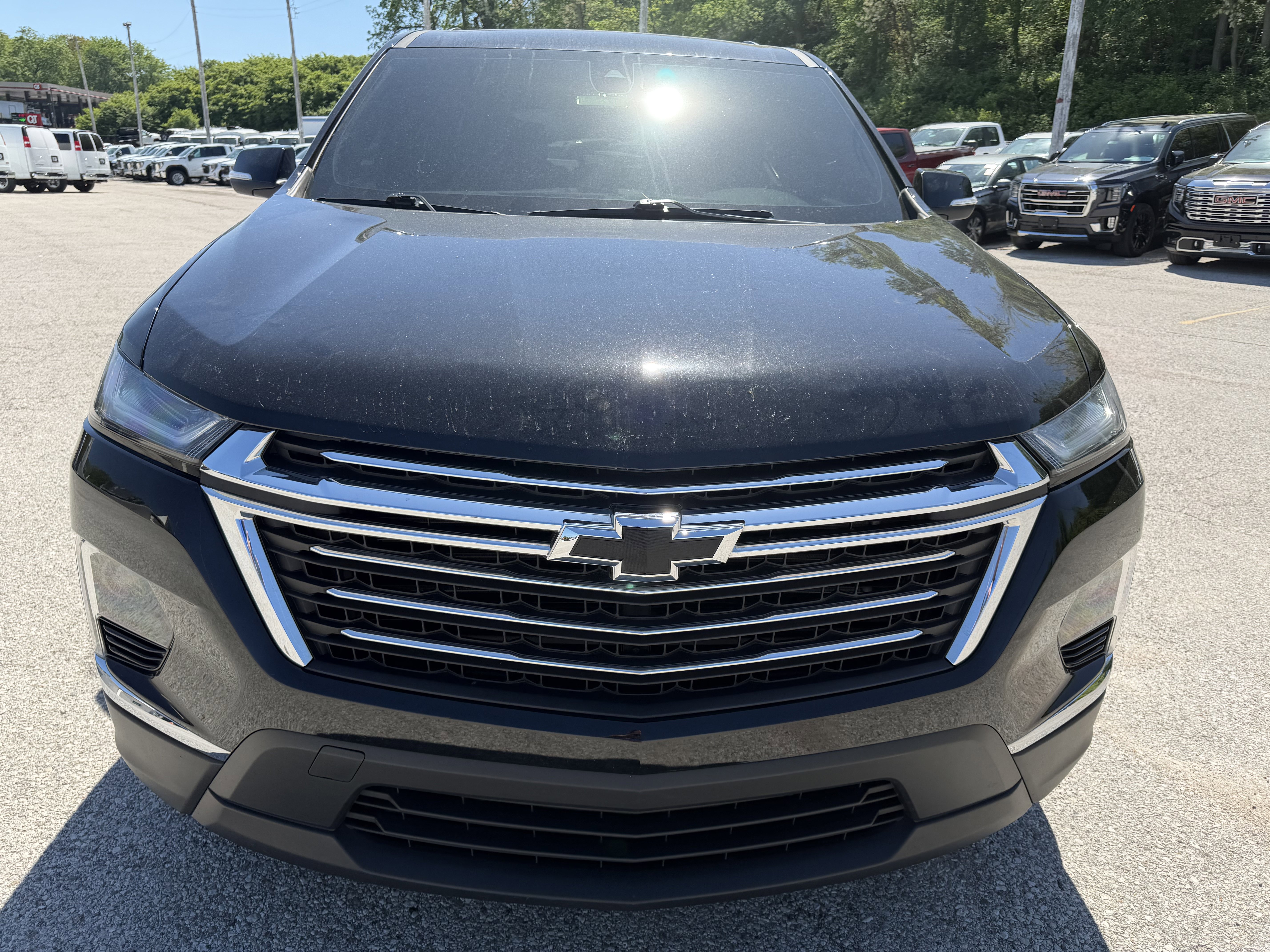 Used 2023 Chevrolet Traverse LT image 2