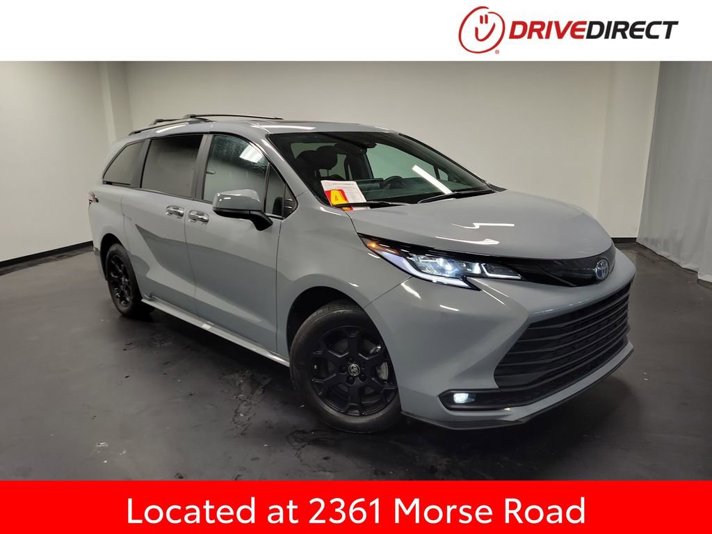 Used 2025 Toyota Sienna XLE Woodland Edition image 1