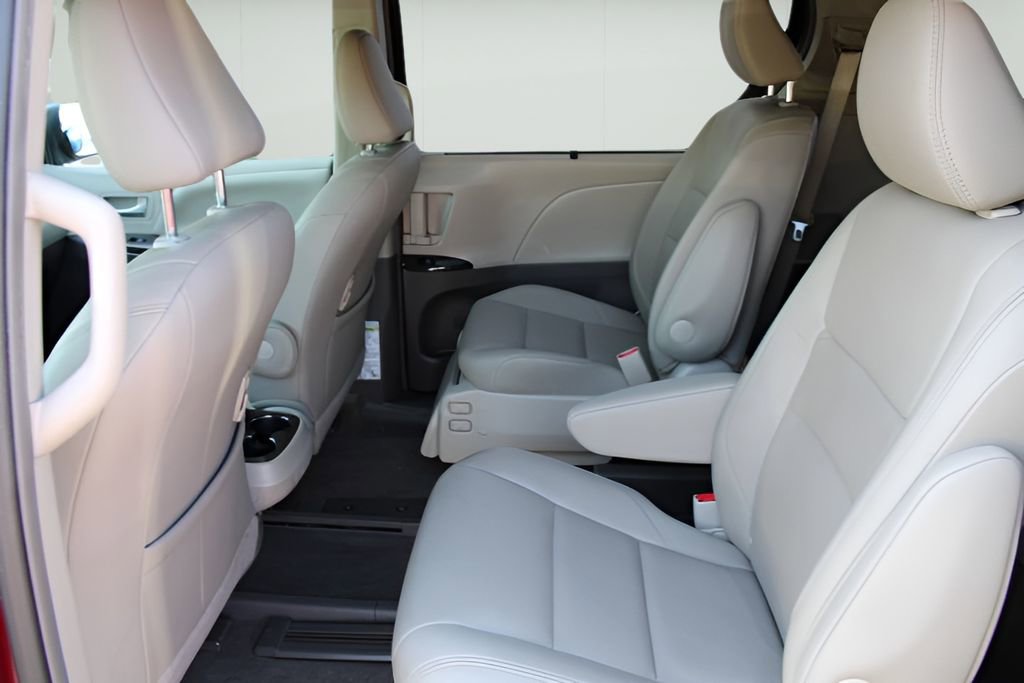 Used 2017 Toyota Sienna XLE w/ XLE Navigation Package FWD image 19