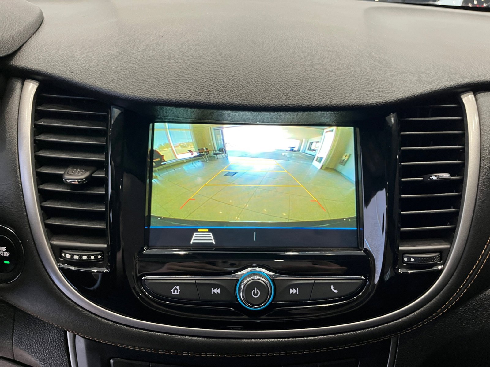 Used 2018 Chevrolet Trax LT w/ Sun & Sound Package image 32