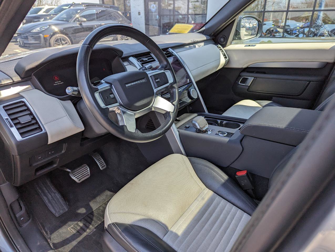 Used 2022 Land Rover Discovery S R-Dynamic image 3