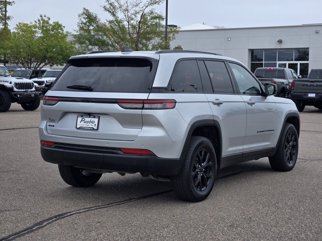 Used 2025 Jeep Grand Cherokee Altitude AWD/4WD image 3