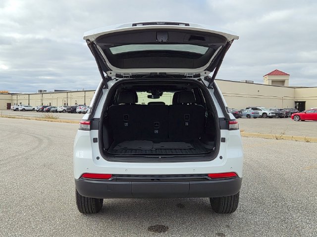 Used 2024 Jeep Grand Cherokee Altitude AWD/4WD image 10