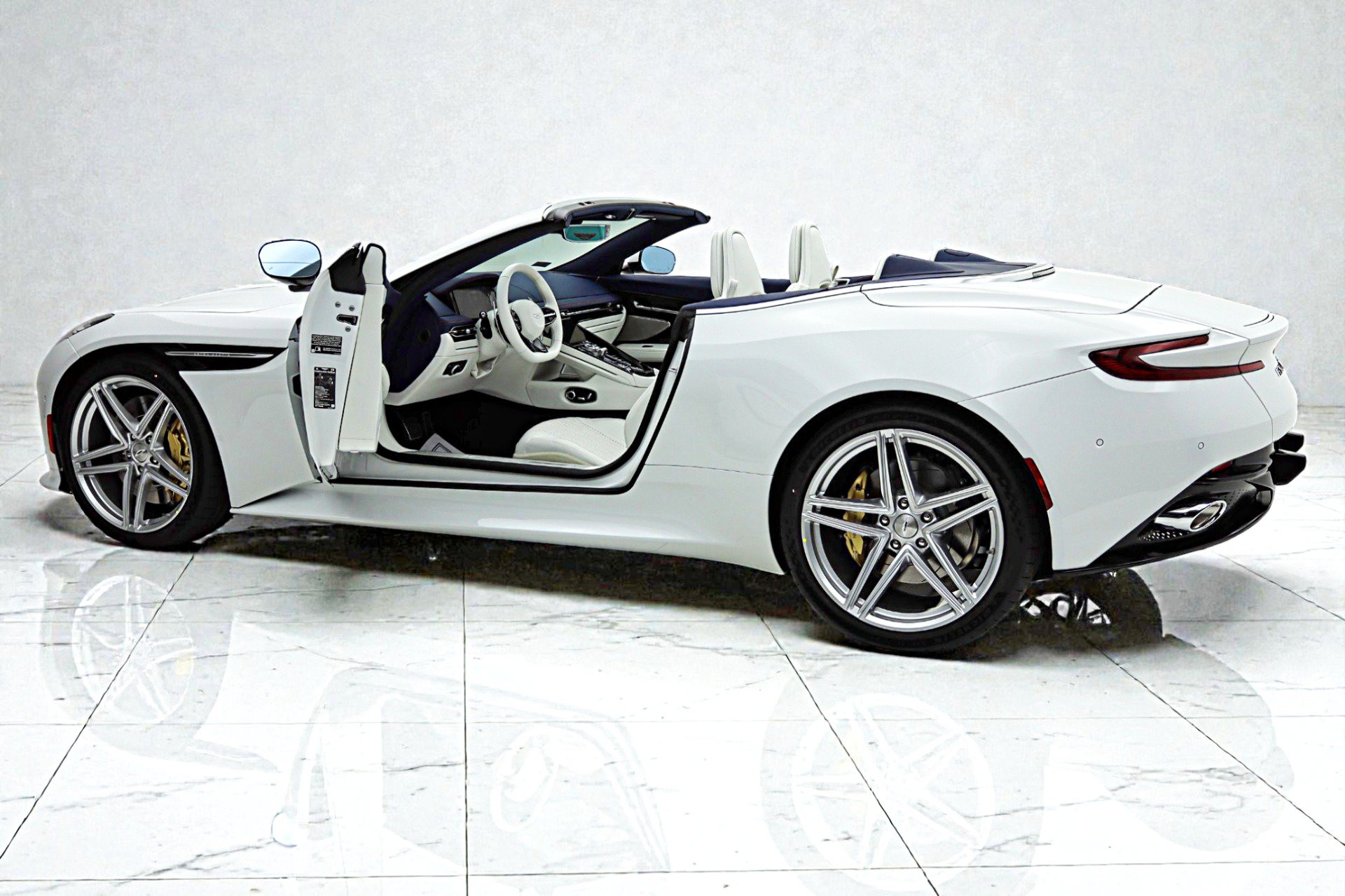 Used 2026 Aston Martin DB12 Convertible RWD image 5