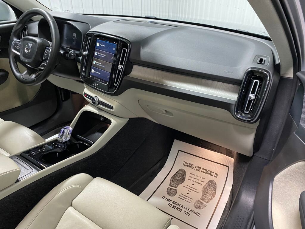 Used 2024 Volvo XC40 B5 Plus image 7