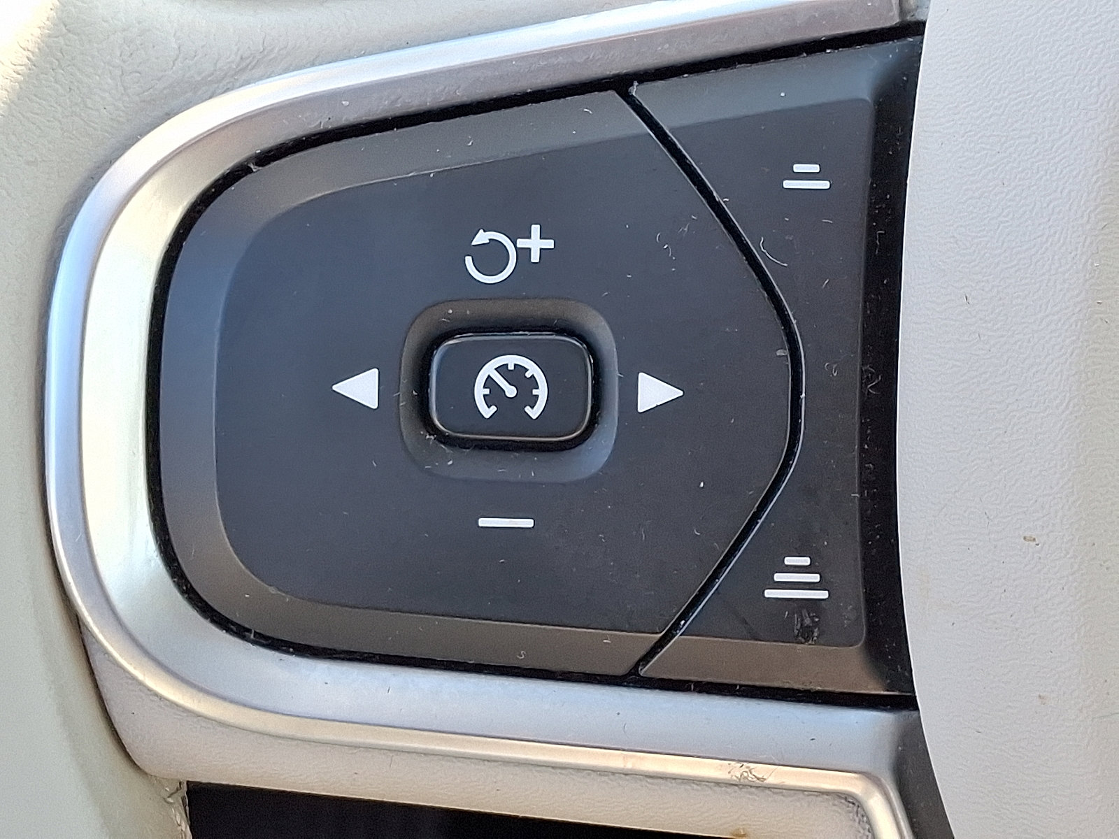 Used 2019 Volvo XC60 T6 Momentum w/ Multimedia Package image 23