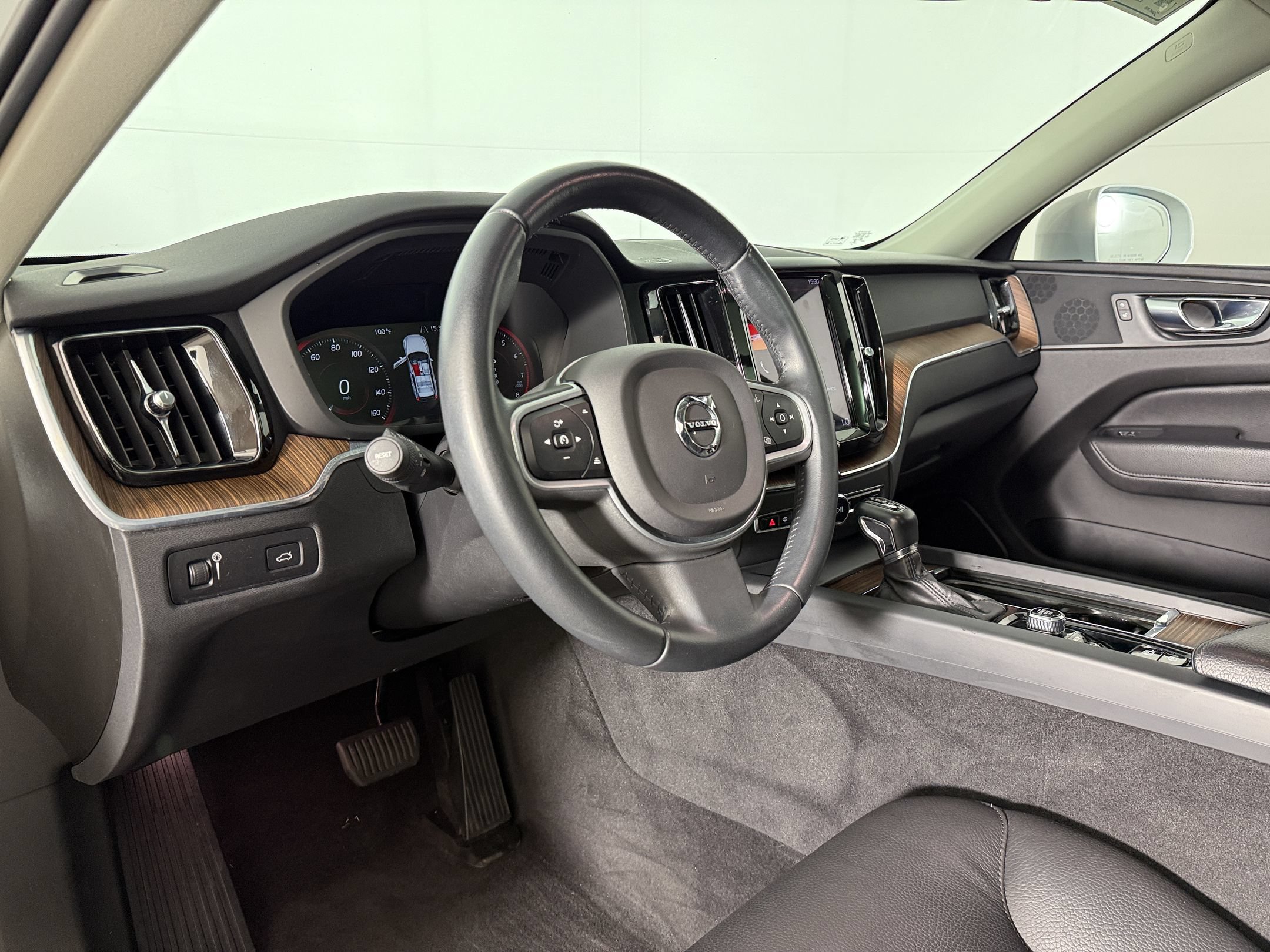 Used 2021 Volvo XC60 T5 Momentum w/ Premium Package AWD/4WD image 4