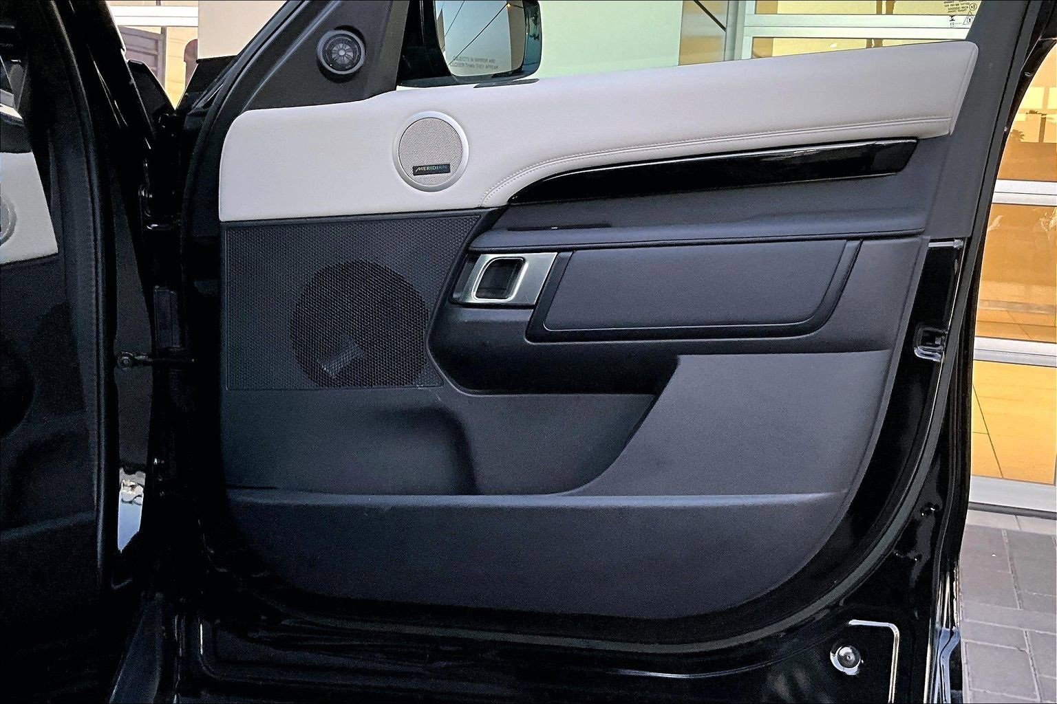 Used 2023 Land Rover Discovery S R-Dynamic image 23