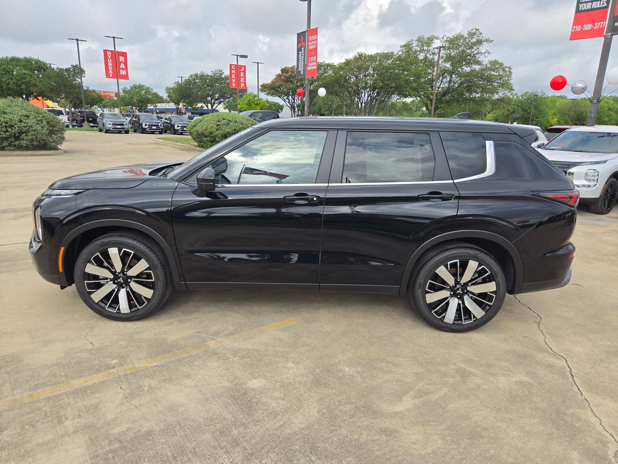 New 2026 Mitsubishi Outlander SE FWD image 2