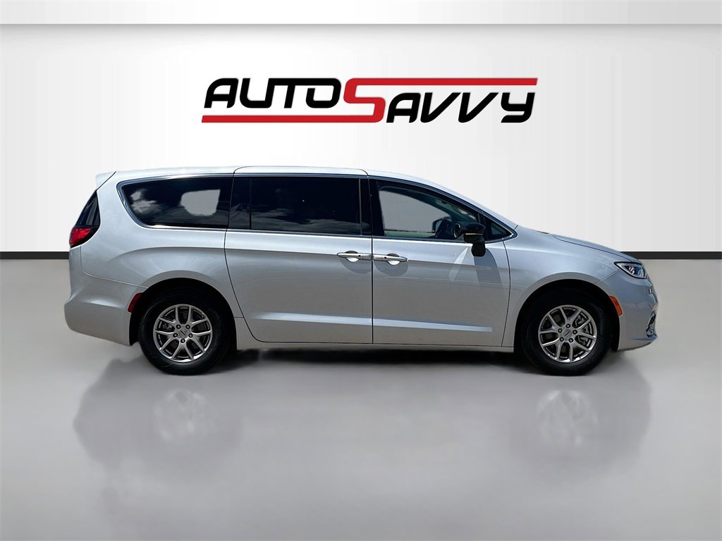 Used 2024 Chrysler Pacifica Touring-L image 8