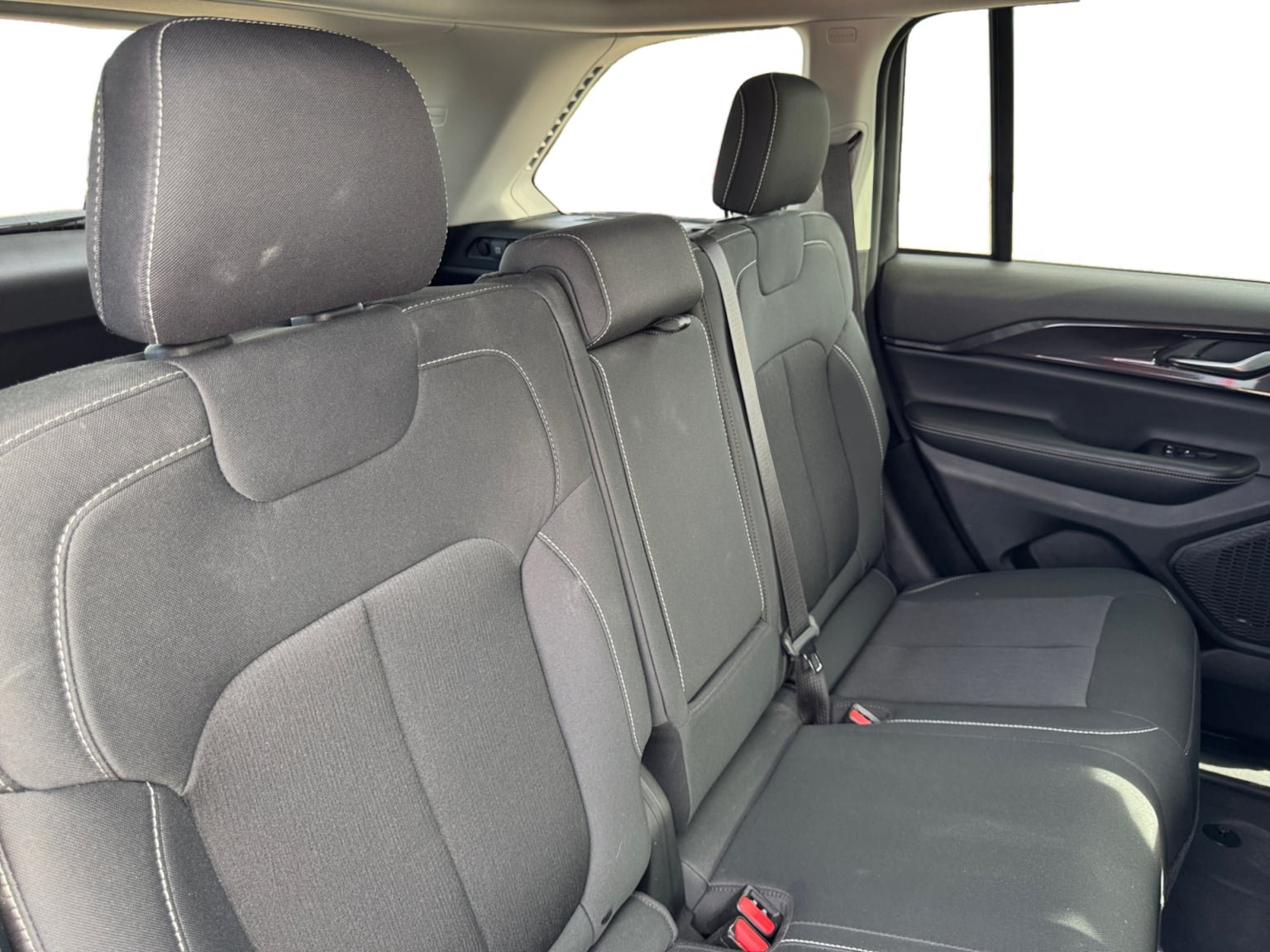 Used 2023 Jeep Grand Cherokee Laredo w/ Luxury Tech Group I RWD image 18