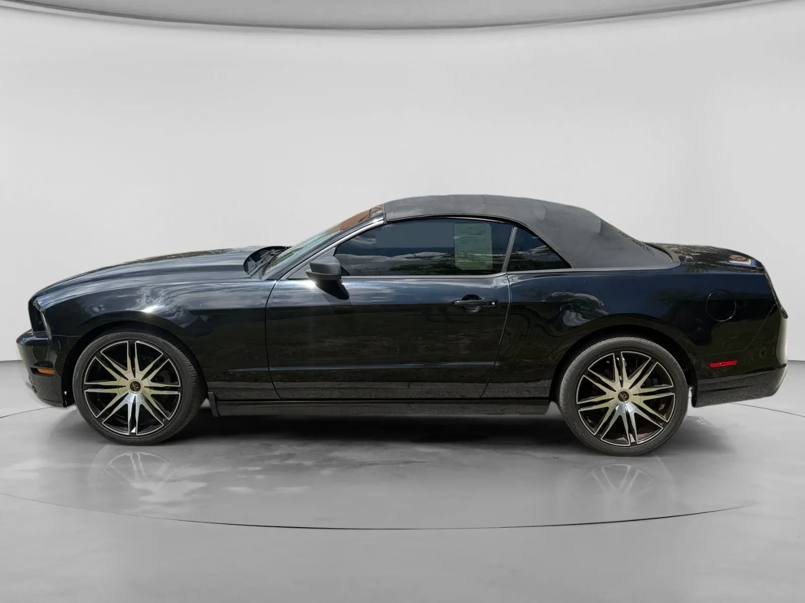 Used 2014 Ford Mustang Convertible RWD image 2