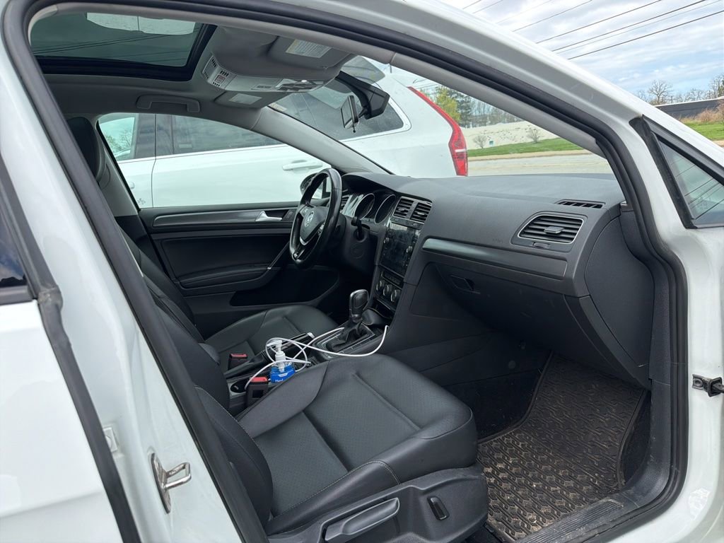Used 2018 Volkswagen Golf SE FWD image 2