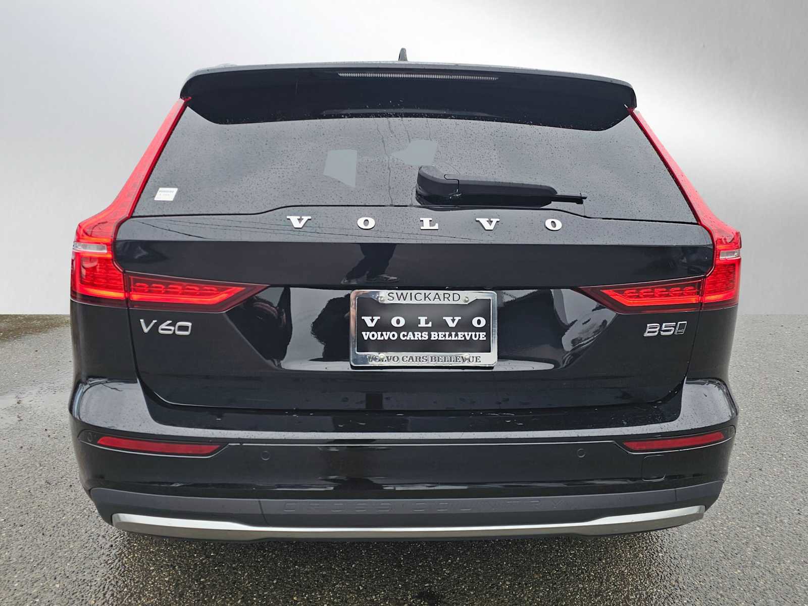 Certified 2025 Volvo V60 B5 Cross Country Plus image 4