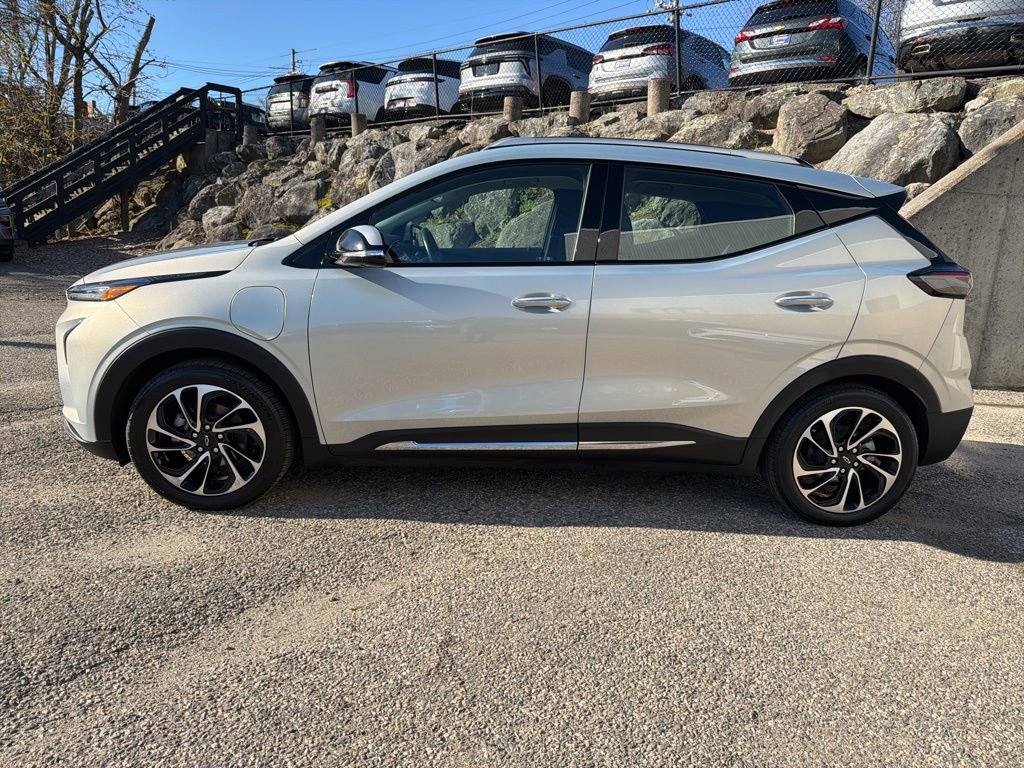 Used 2022 Chevrolet Bolt EUV Premier w/ Sun & Sound Package FWD image 2