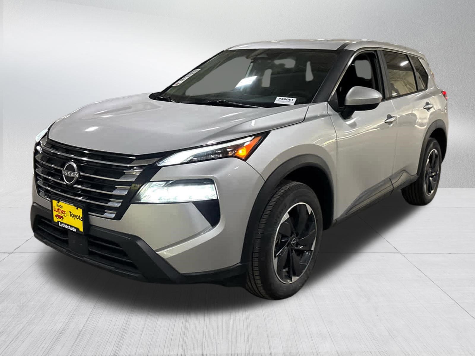 Used 2025 Nissan Rogue SV AWD/4WD image 3