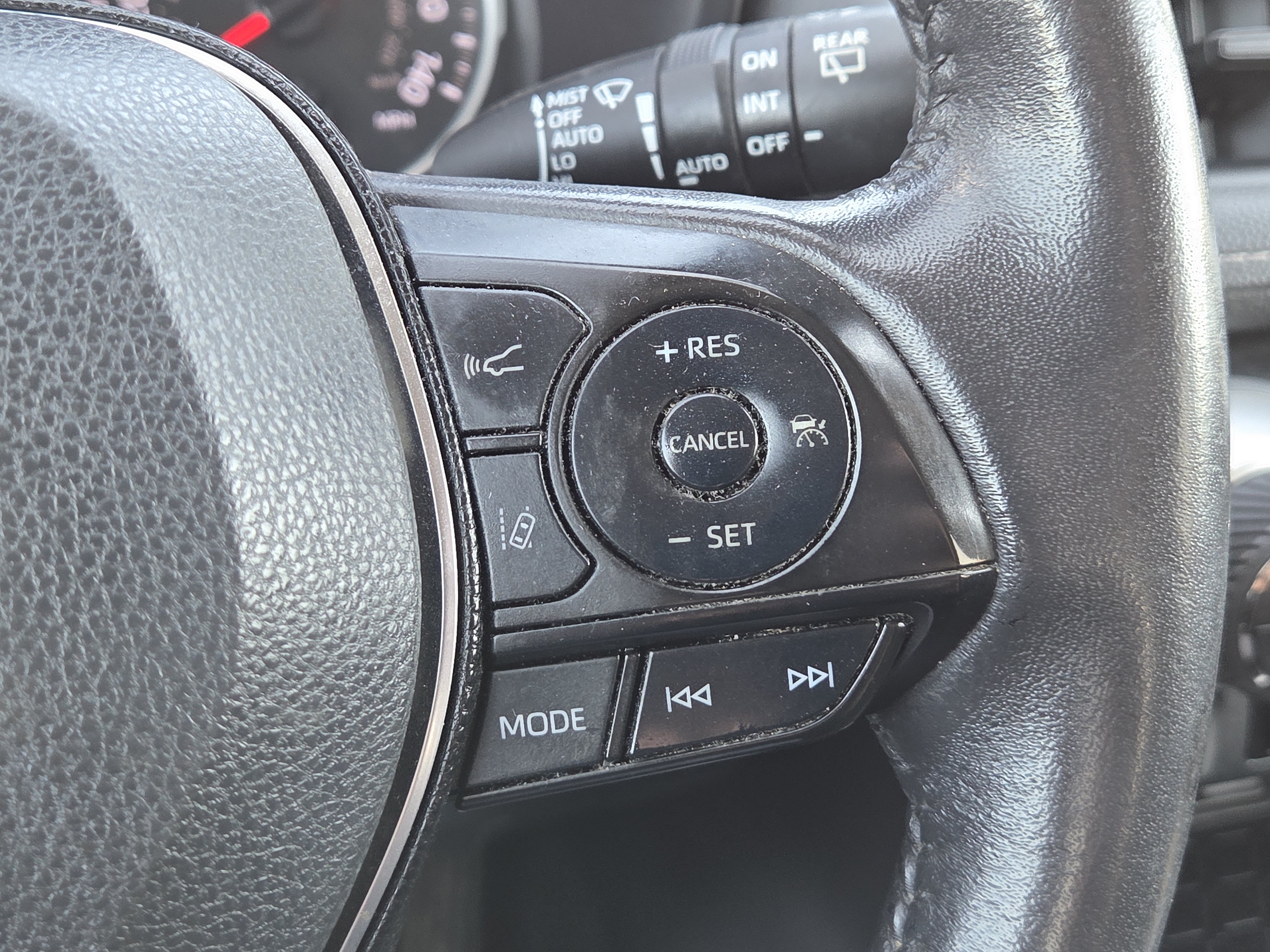Used 2020 Toyota RAV4 XLE w/ Convenience Package AWD/4WD image 5