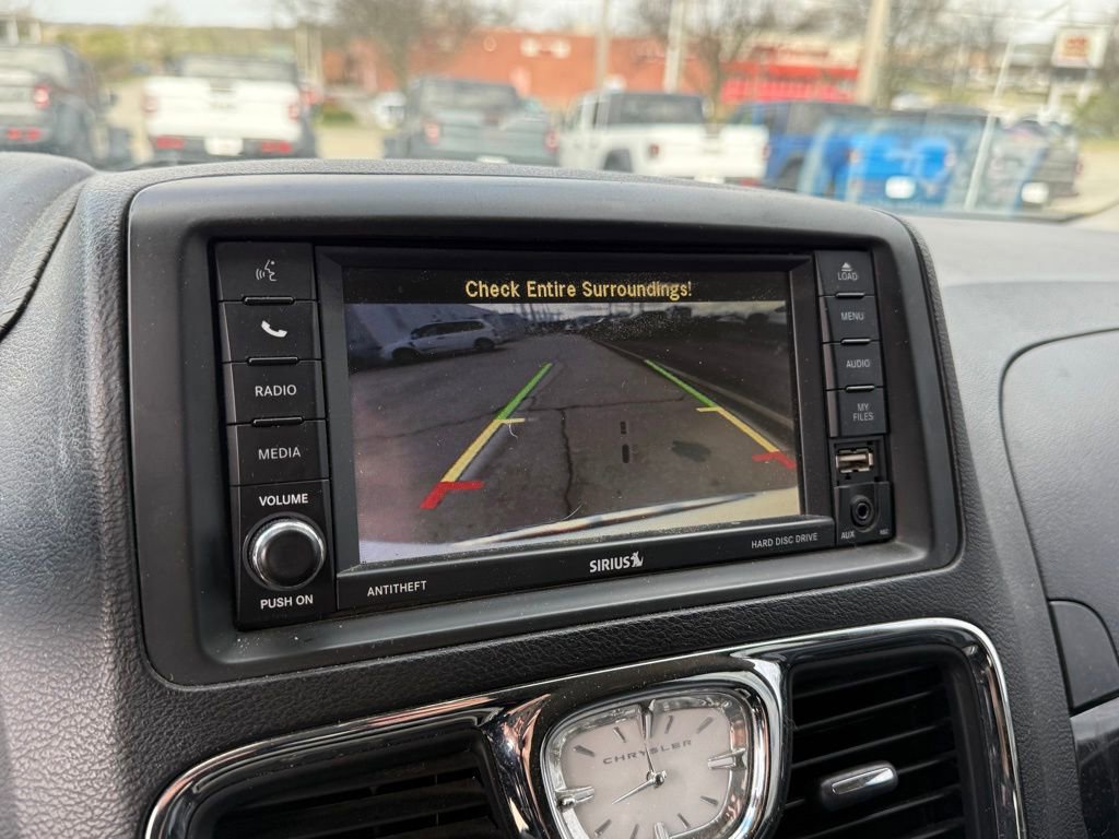 Used 2015 Chrysler Town & Country Touring image 20