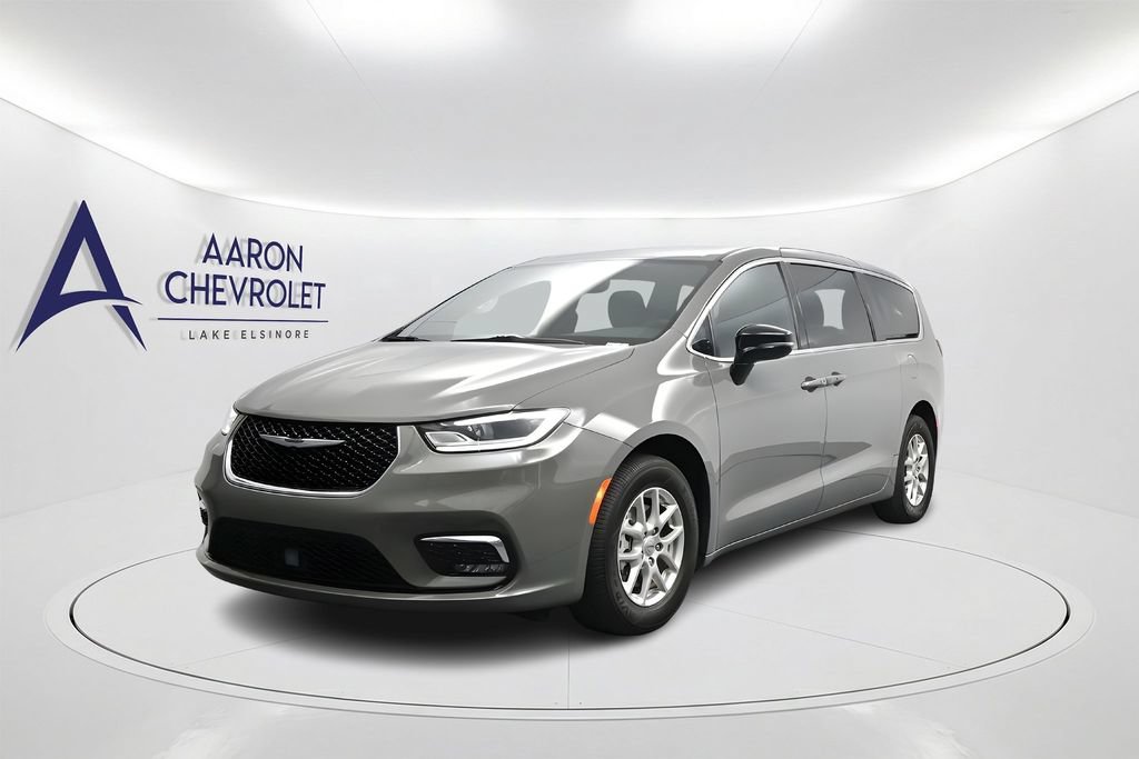 Used 2025 Chrysler Pacifica Select FWD image 1
