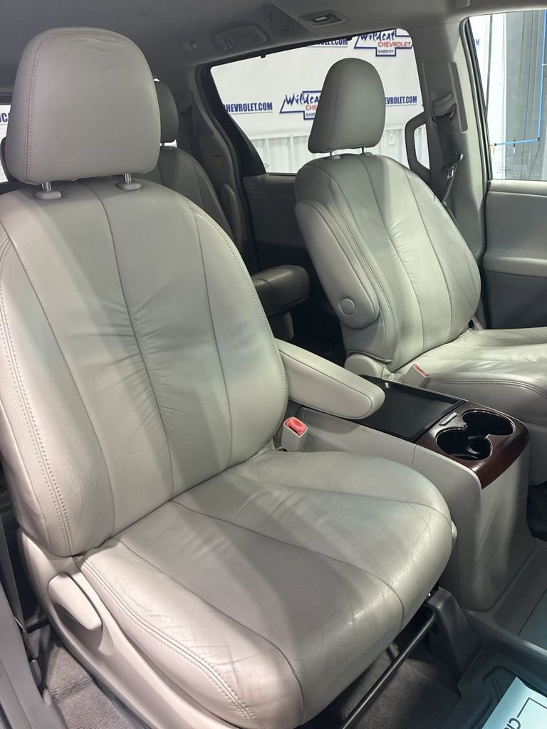 Used 2011 Toyota Sienna XLE image 36
