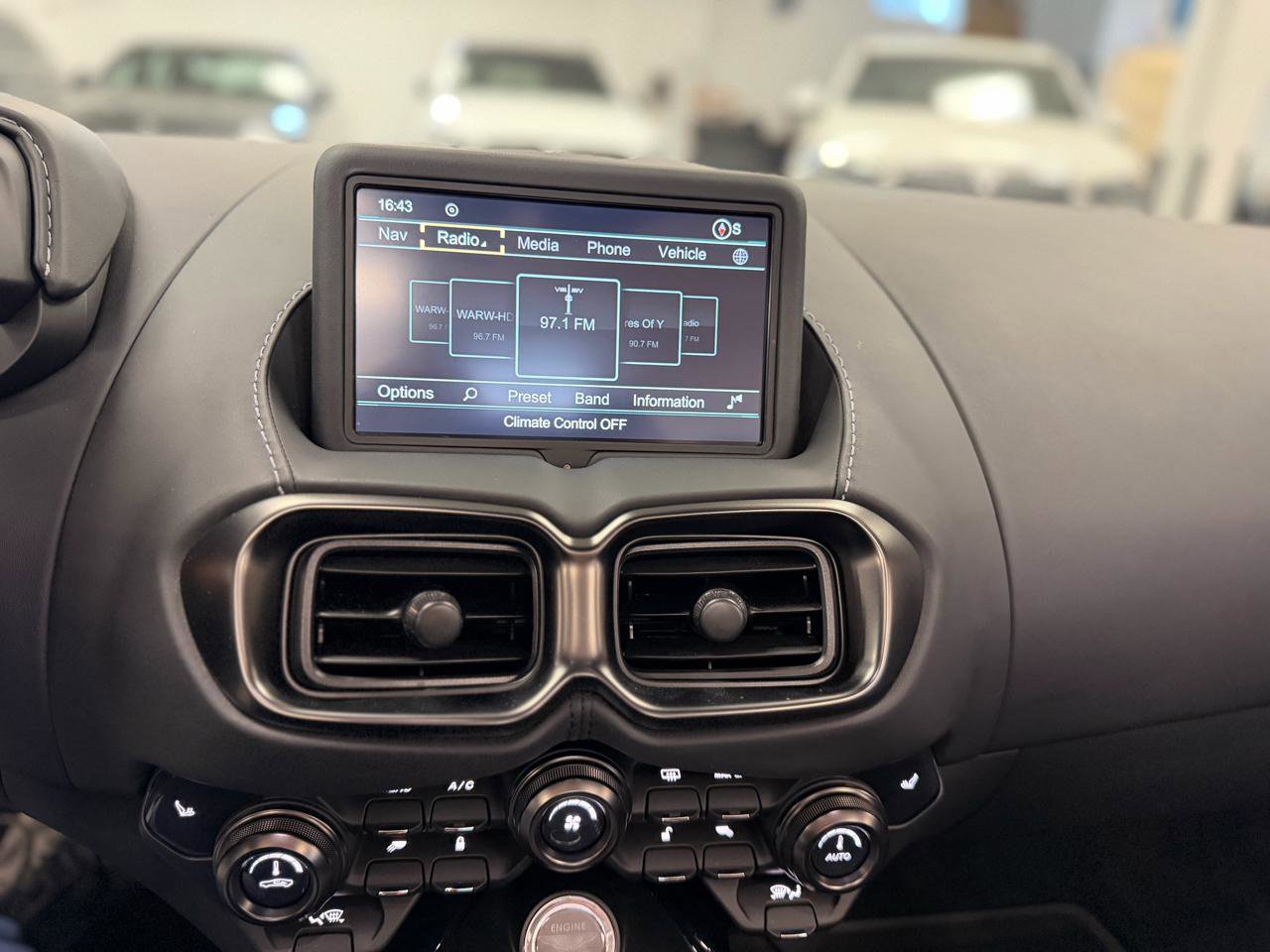 Used 2023 Aston Martin V8 Vantage Roadster image 24