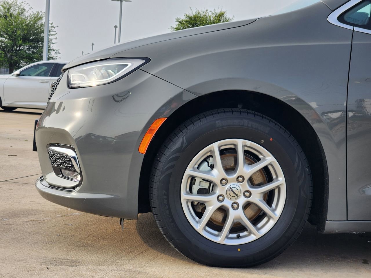 Used 2023 Chrysler Pacifica Touring-L FWD image 8