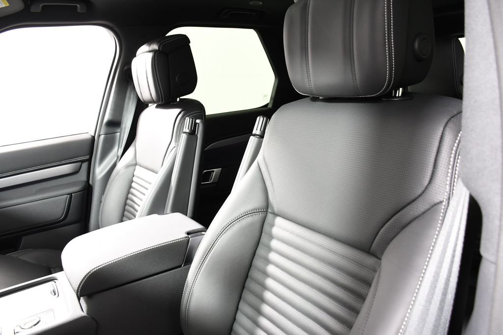 Certified 2025 Land Rover Discovery Dynamic SE image 17