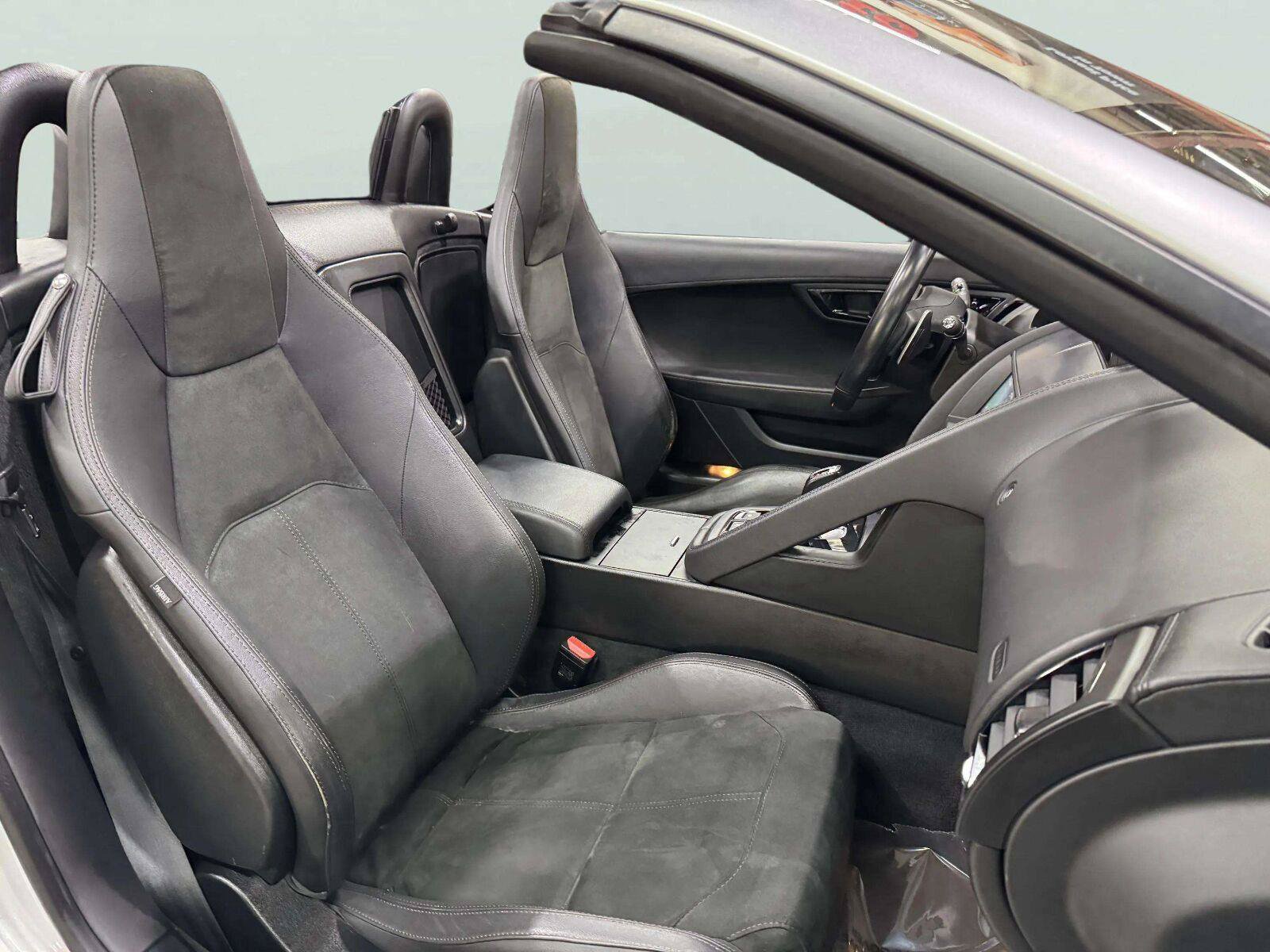 Used 2019 Jaguar F-TYPE Convertible RWD image 39