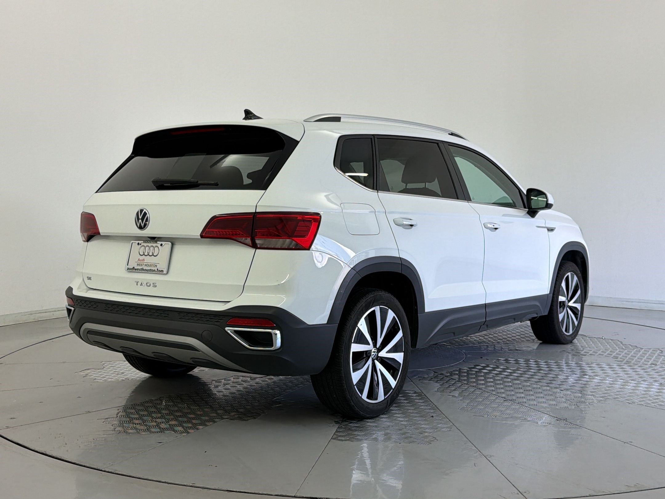 Used 2024 Volkswagen Taos SE FWD image 9
