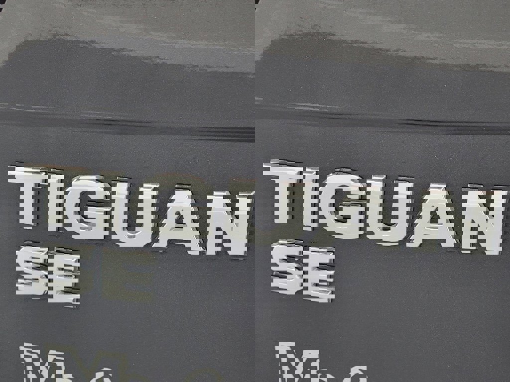 Used 2021 Volkswagen Tiguan SE w/ Panoramic Sunroof Package FWD image 10