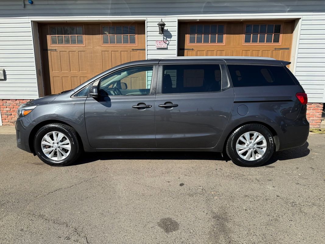 Used 2017 Kia Sedona LX w/ LX Essentials Premium Package image 7