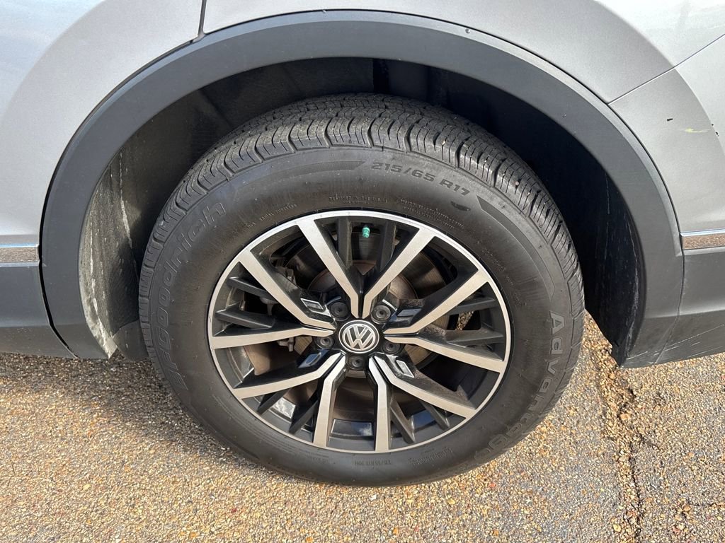 Used 2021 Volkswagen Tiguan SE w/ Panoramic Sunroof Package image 23