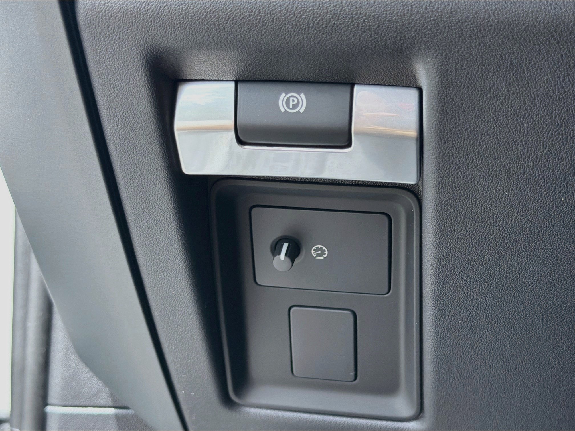 New 2026 Land Rover Defender 110 X-Dynamic SE AWD/4WD image 36