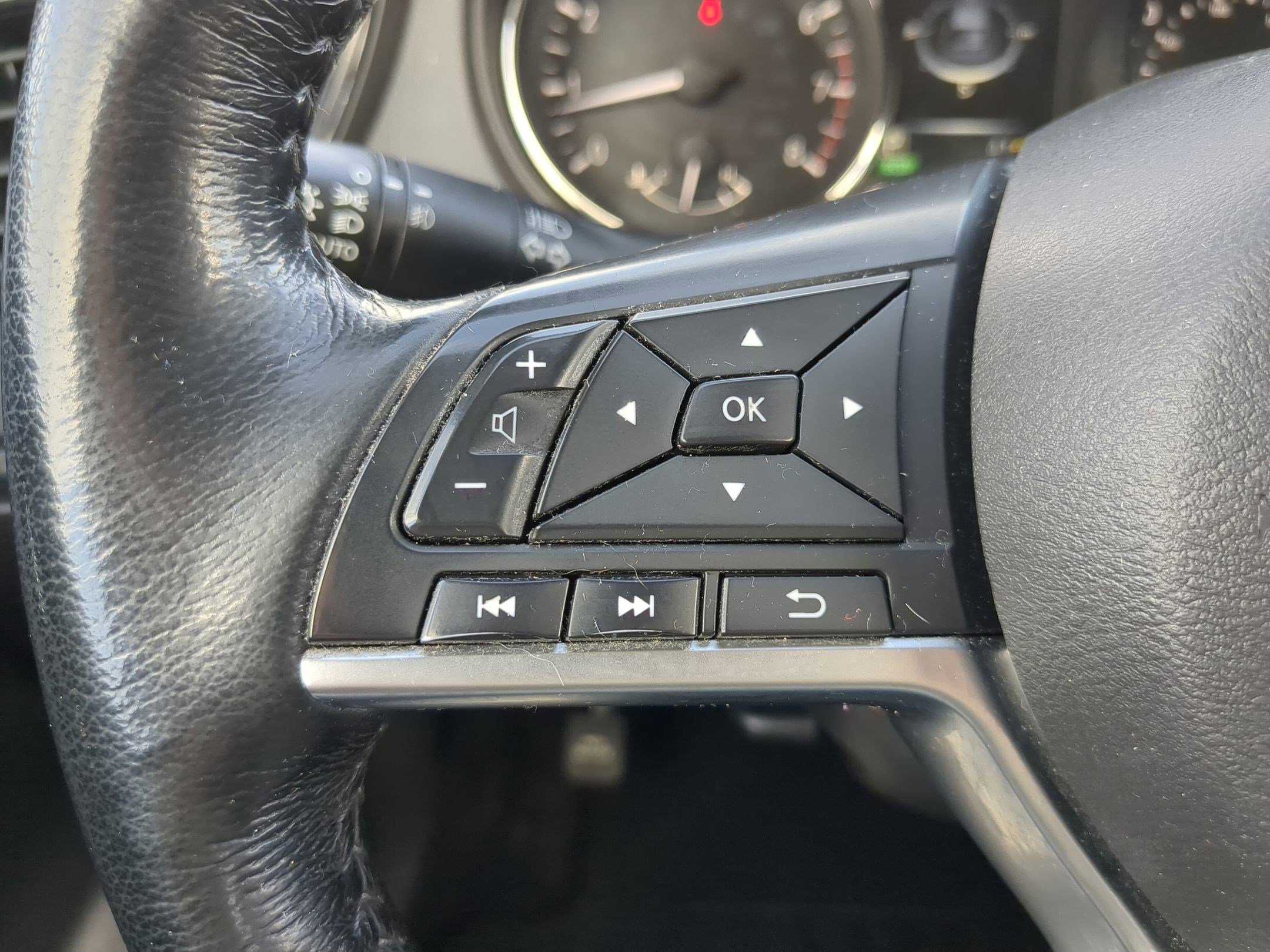 Used 2017 Nissan Rogue SV w/ SV Premium Package image 19