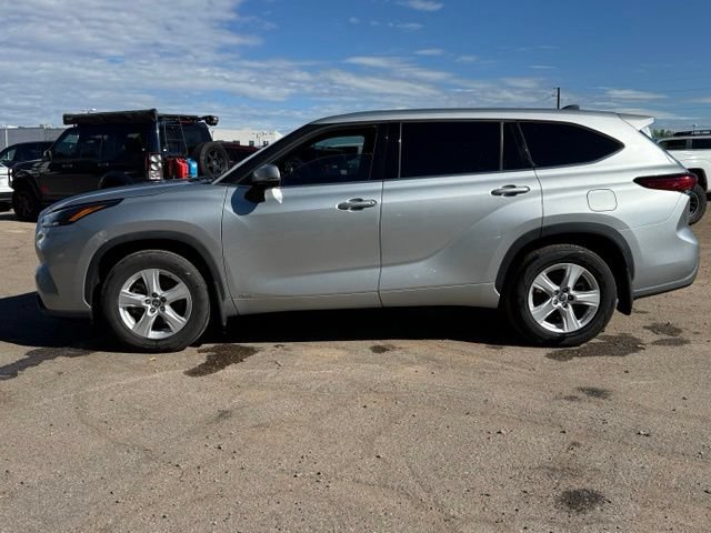 Used 2022 Toyota Highlander LE AWD/4WD image 2
