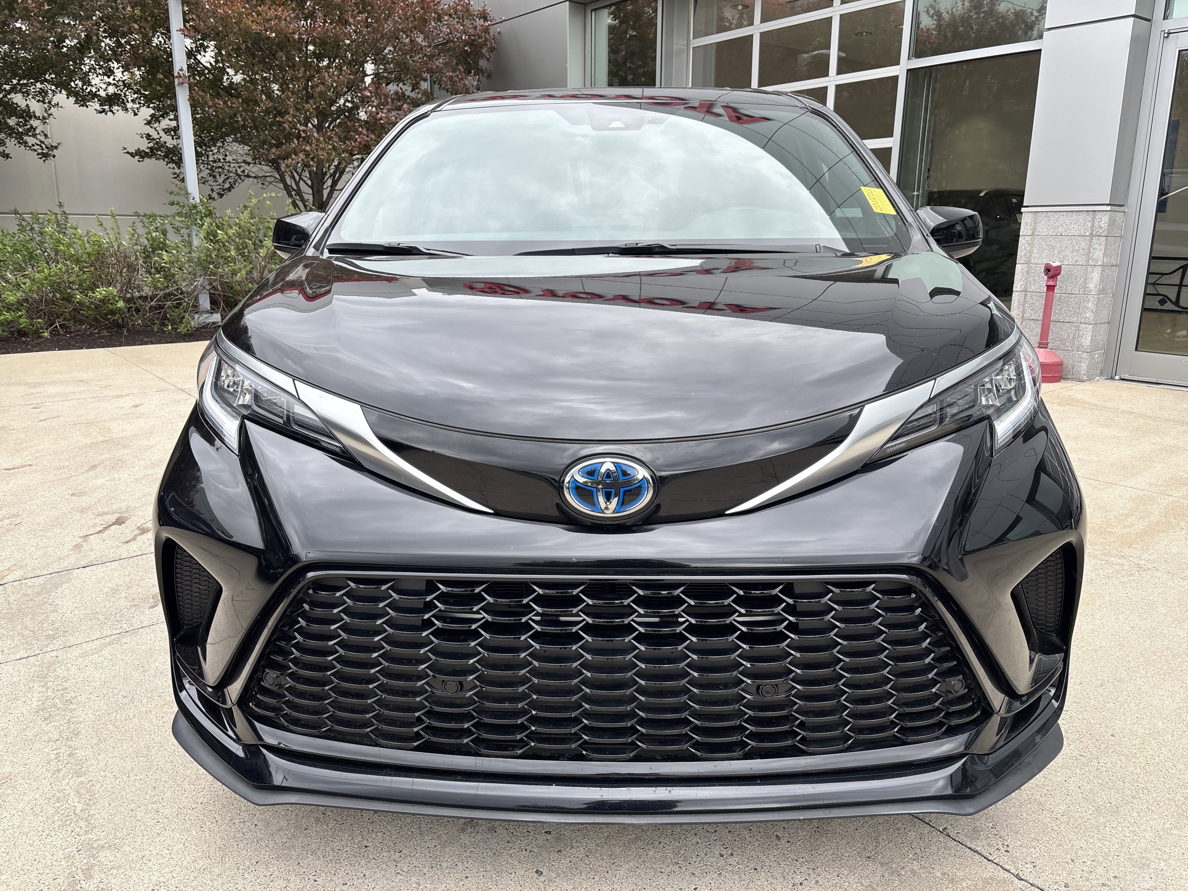 Used 2024 Toyota Sienna XSE FWD image 5