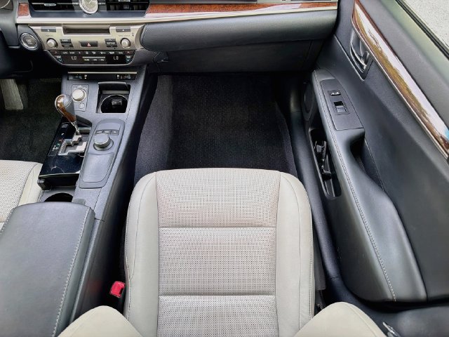 Used 2015 Lexus ES 350 w/ Premium Package FWD image 17