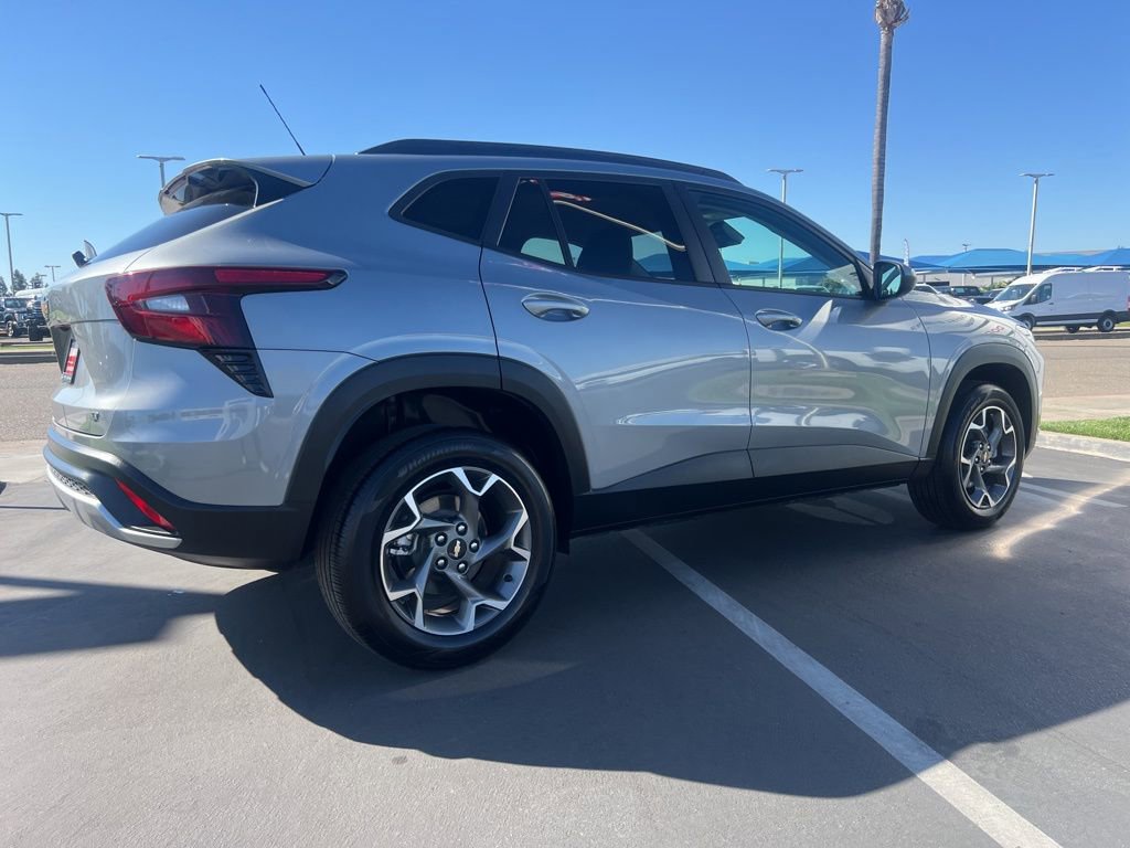 Used 2025 Chevrolet Trax LT FWD image 9