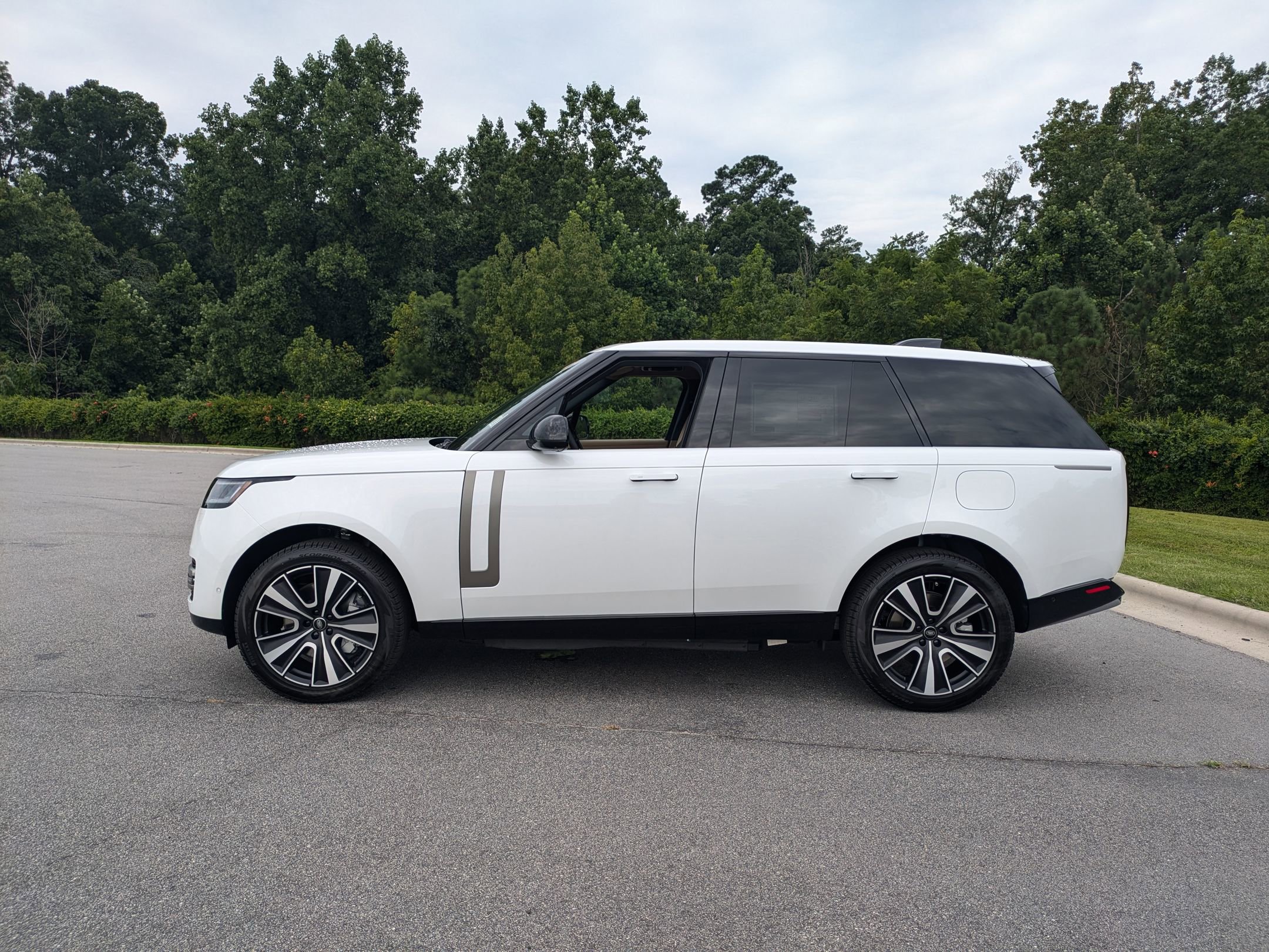 New 2025 Land Rover Range Rover SE image 8