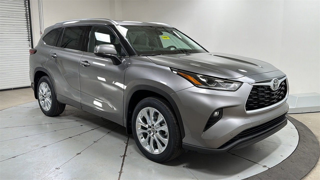 New 2026 Toyota Highlander Limited image 3