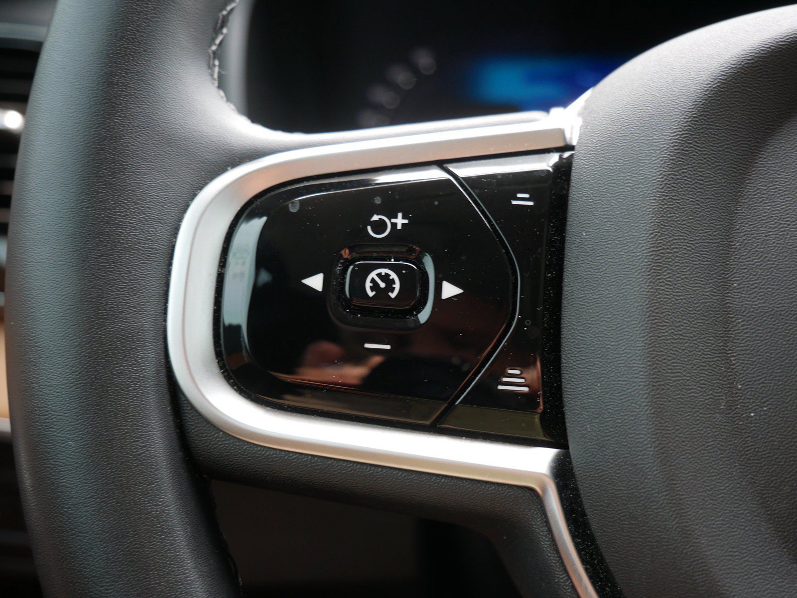 Certified 2025 Volvo XC90 T8 Plus w/ Protection Package Premier AWD/4WD image 26