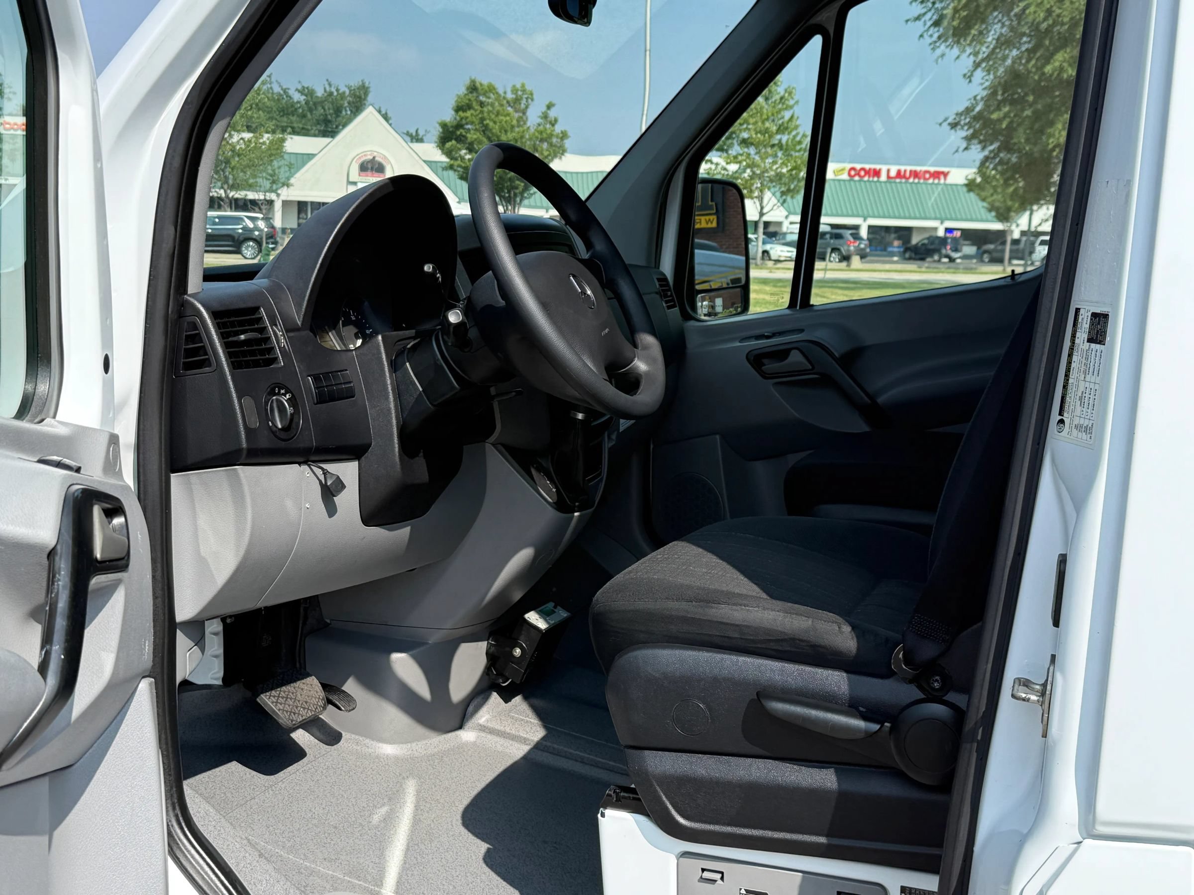 Used 2015 Freightliner Sprinter 2500 w/ Additional Battery Package RWD image 9