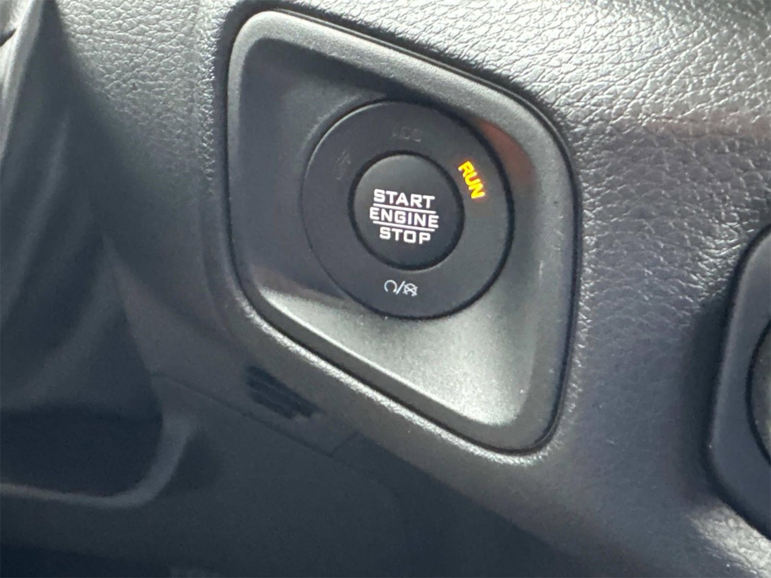 Used 2025 Jeep Gladiator Sport image 30