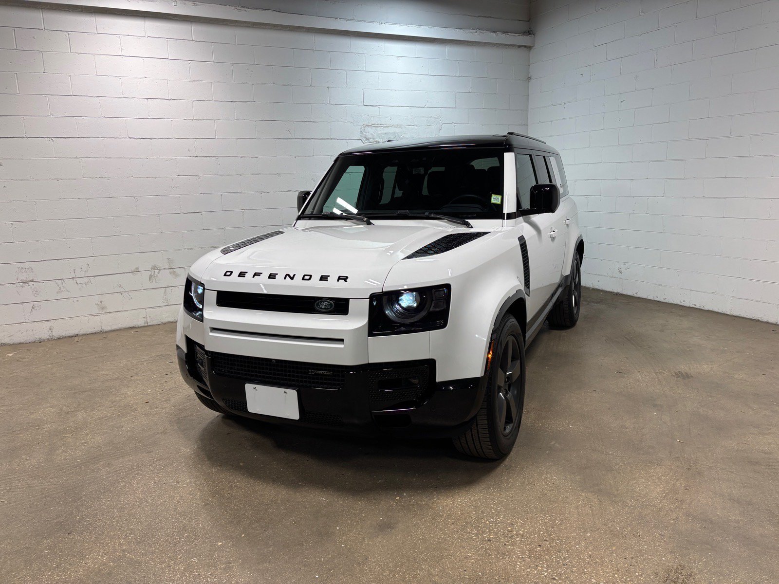 Used 2023 Land Rover Defender 130 X-Dynamic SE AWD/4WD image 2